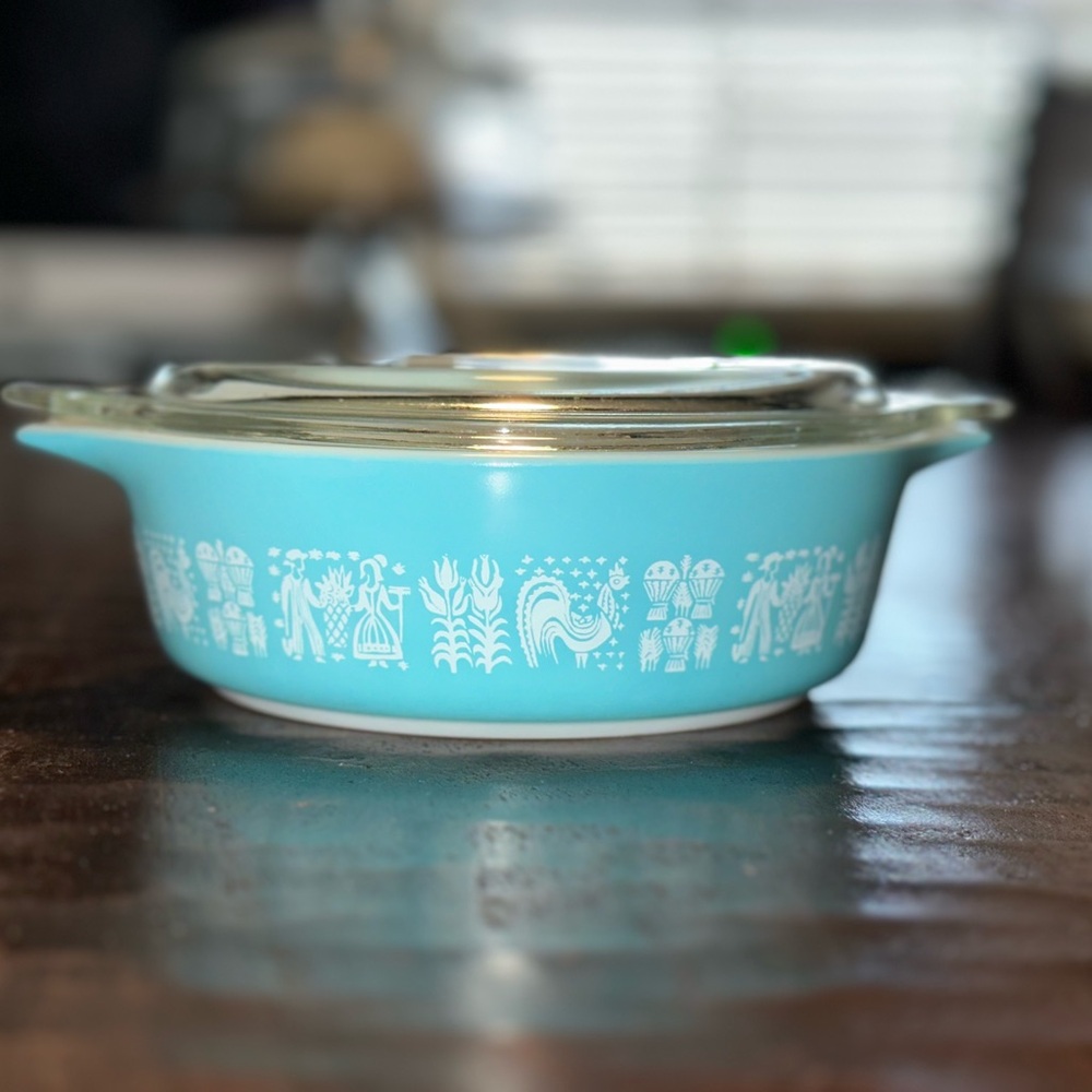 Pyrex Amish Butterprint casserole dish